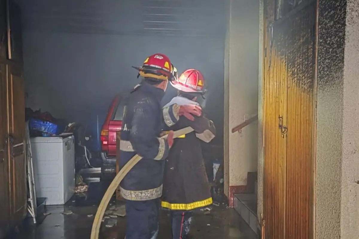 Socorristas trabajan para controlar un incendio en una vivienda en Coatepeque, Quetzaltenango., Bomberos Municipales Departamentales