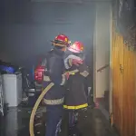 Socorristas trabajan para controlar un incendio en una vivienda en Coatepeque, Quetzaltenango. ,Bomberos Municipales Departamentales