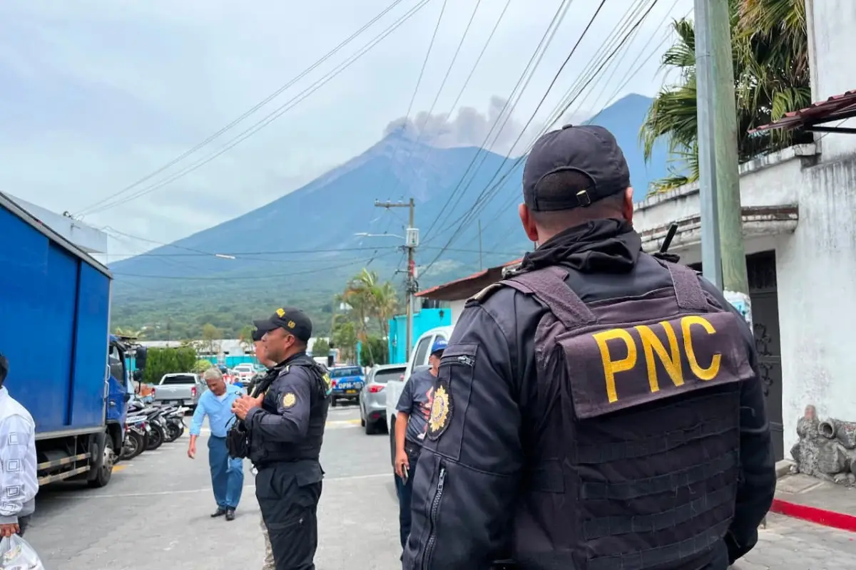 Personal de la PNC brinda seguridad en áreas afectadas por la erupción del volcán de Fuego., PNC