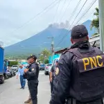 Personal de la PNC brinda seguridad en áreas afectadas por la erupción del volcán de Fuego. ,PNC