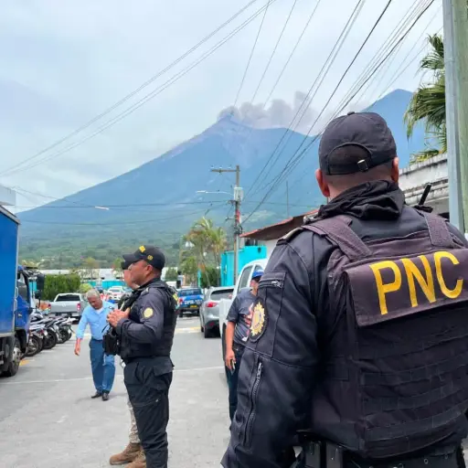 Personal de la PNC brinda seguridad en áreas afectadas por la erupción del volcán de Fuego. ,PNC