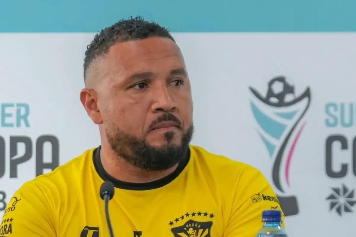 Saúl Phillip, técnico del Aurora F. C. 