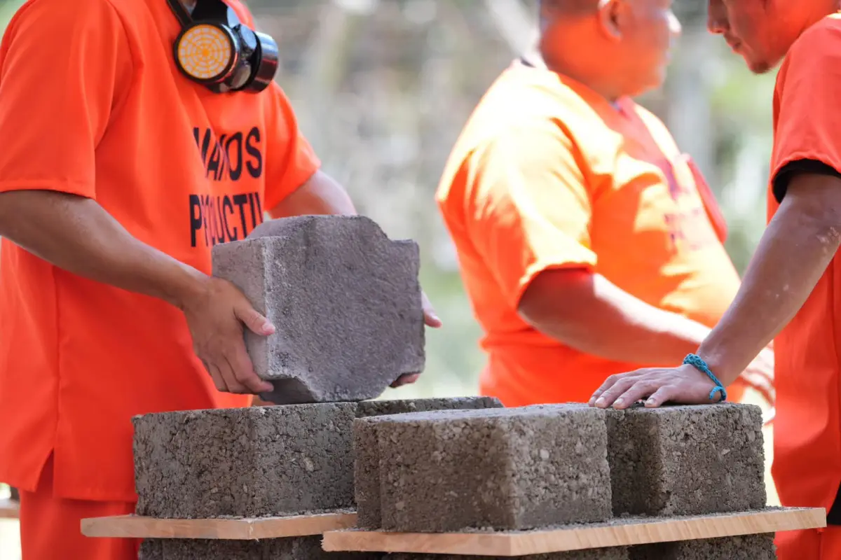 Con este programa se producirían 800 adoquines diarios, equivalente a 52,800 unidades mensuales en cada centro., Foto Mingob
