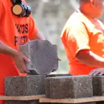 Con este programa se producirían 800 adoquines diarios, equivalente a 52,800 unidades mensuales en cada centro. ,Foto Mingob