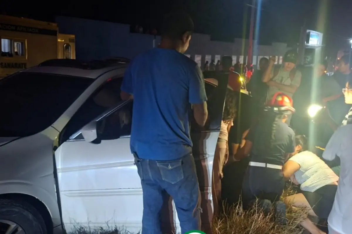 En una triple colisión que se produjo en la ruta al Atlántico, también se vio implicada una motocicleta., Bomberos Municipales Departamentales. 