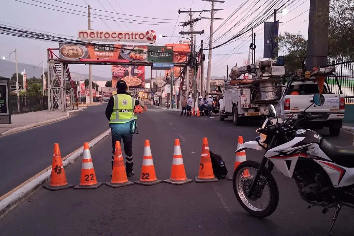 Autoridades viales instalaron señalización en el punto donde se realizan los trabajos de electricidad., PMT de Villa Nueva.