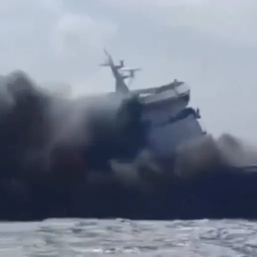 Incendio en ferry deja cinco fallecidos y decenas de desaparecidos en Indonesia. ,Redes sociales. 