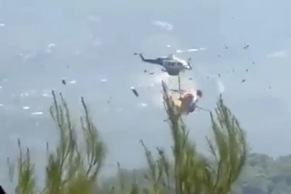 Choque entre helicópteros deja dos muertos durante combate de incendios en Grecia., Captura de pantalla video de X.