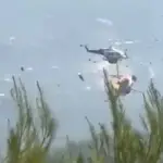 Video capta el momento en que dos helicópteros antiincendios chocan en Greciat