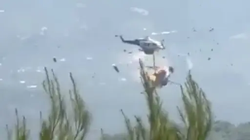 Video capta el momento en que dos helicópteros antiincendios chocan en Grecia