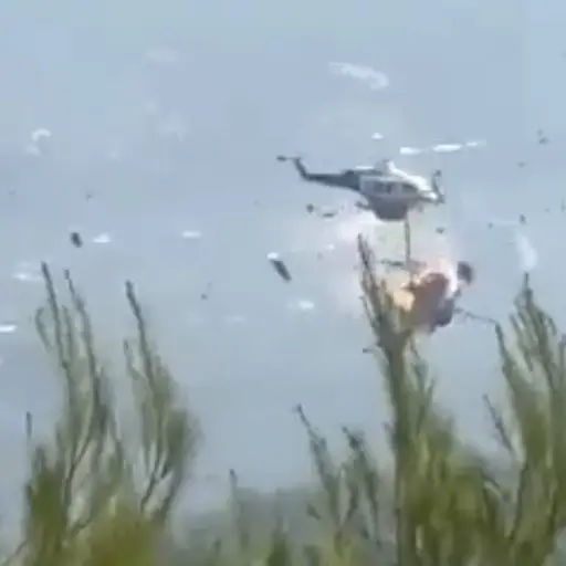 Choque entre helicópteros deja dos muertos durante combate de incendios en Grecia. ,Captura de pantalla video de X.