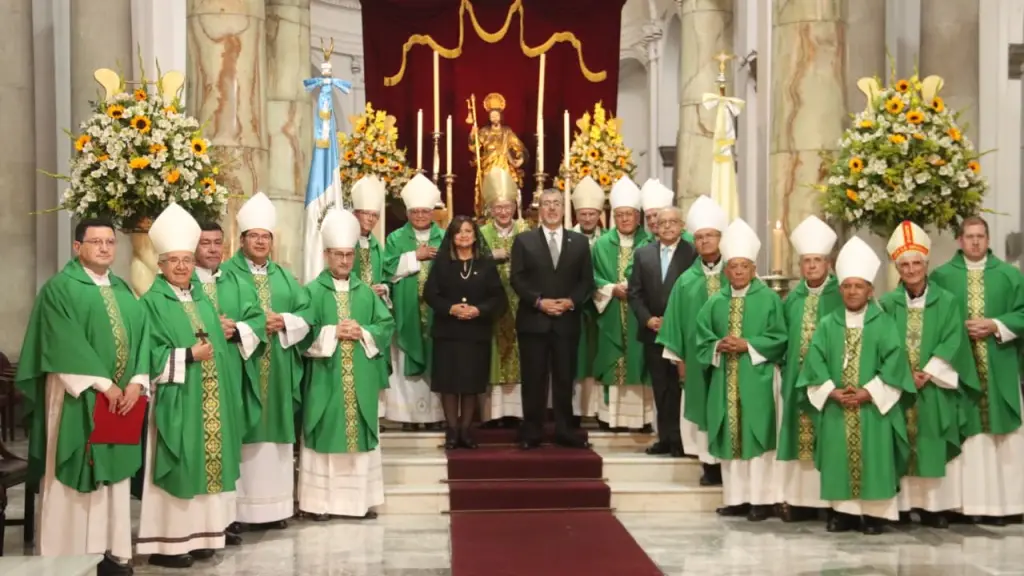 El Cardenal Pietro Parolin, al centro, agradeció por el 400 aniversario del natalicio del Santo Hermano Pedro de Betancourt. / Alex Meoño ,Alex Meoño 