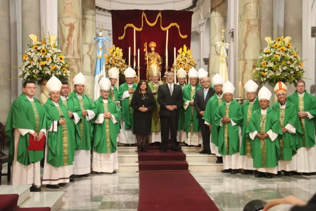 El Cardenal Pietro Parolin, al centro, agradeció por el 400 aniversario del natalicio del Santo Hermano Pedro de Betancourt. / Alex Meoño, Alex Meoño 