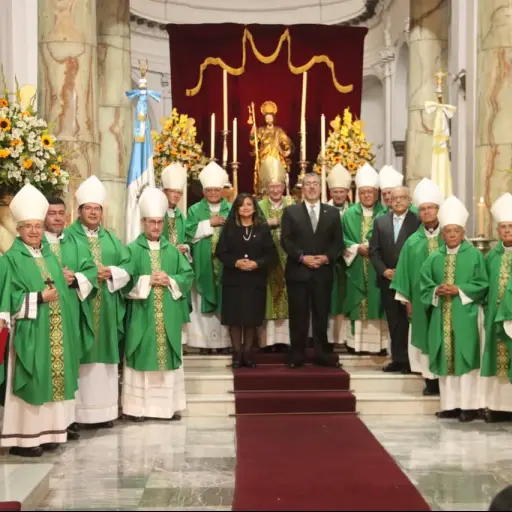 El Cardenal Pietro Parolin, al centro, agradeció por el 400 aniversario del natalicio del Santo Hermano Pedro de Betancourt. / Alex Meoño ,Alex Meoño 