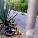 Motocicleta queda partida en dos tras accidente en ruta al Atlánticot
