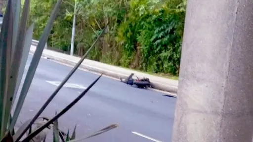 Motocicleta queda partida en dos tras accidente en ruta al Atlántico