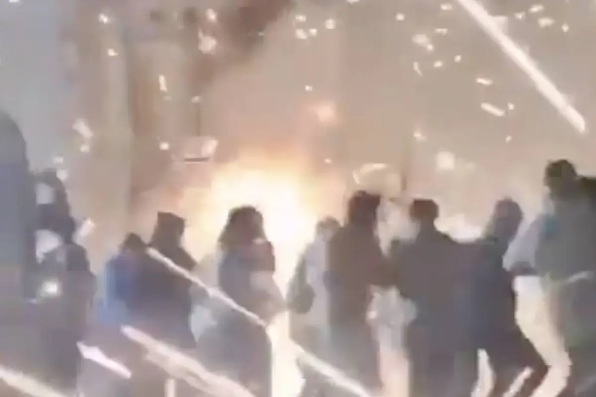 “Torito” de pirotecnia falla y alcanza a decenas de personas., Captura de pantalla video de X.