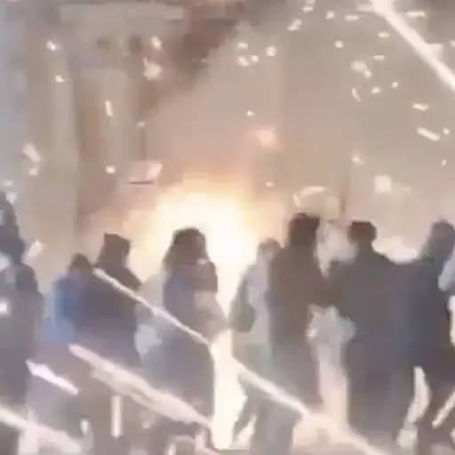 Torito de pirotecnia falla y alcanza a decenas de personas. ,Captura de pantalla video de X.