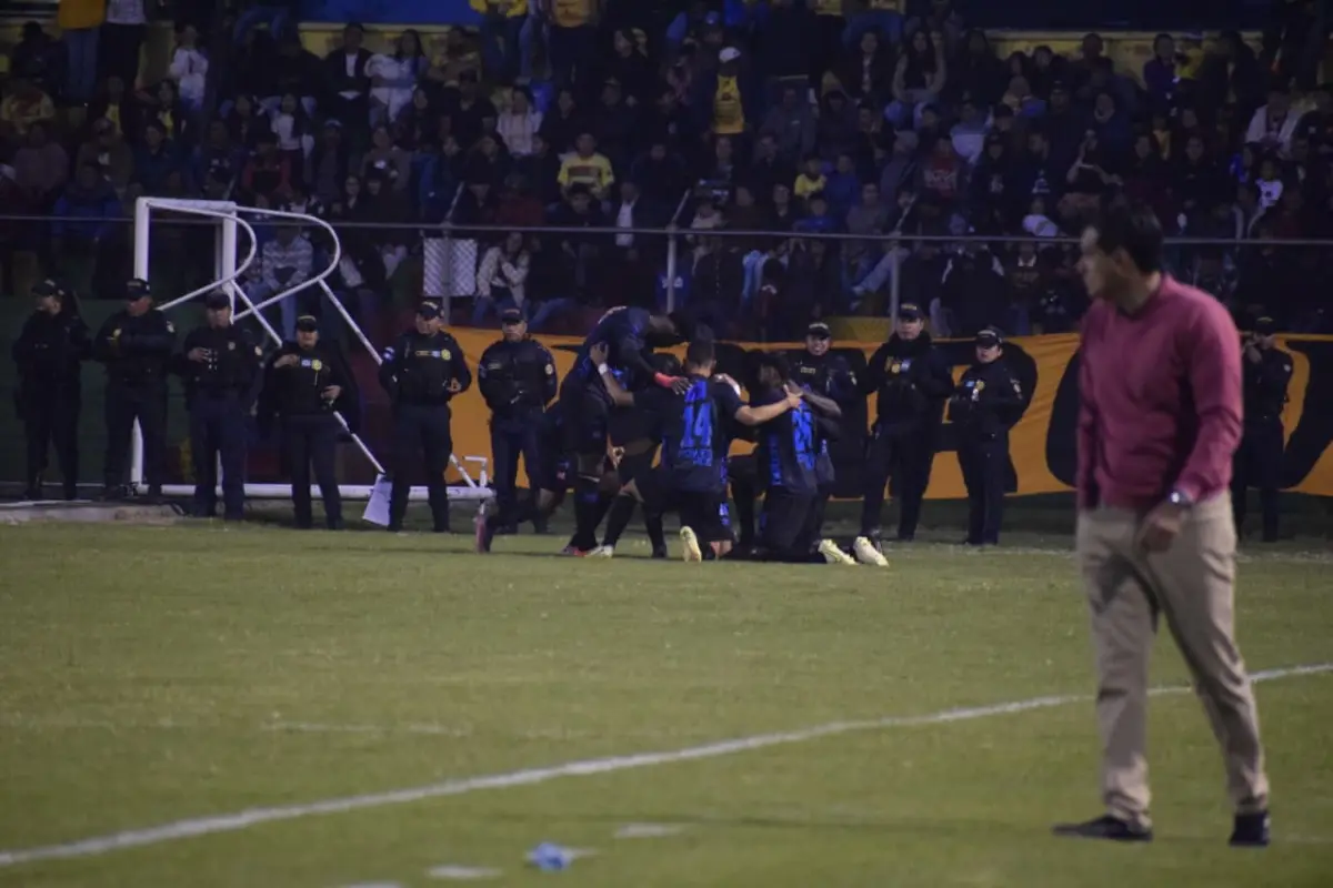 Municipal celebrando en el estadio Marquesa de la Ensenada