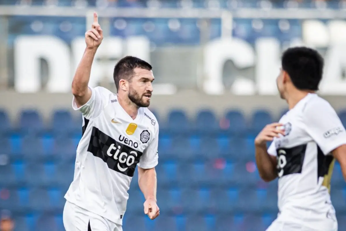 Tim Payne celebrando su primer gol con el Olimpia de Paraguay 