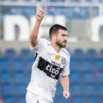 El mediático Tim Payne debuta con gol con Olimpia de Paraguayt