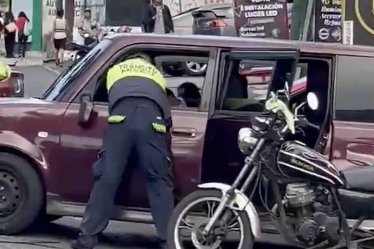 Videos captan pelea entre agente de Emixtra y piloto de supuesto taxi pirata en pleno tránsito de Mixco., Captura de pantalla video de X.