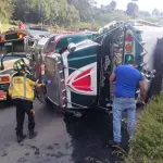 Varios heridos tras volcar bus en Quichét