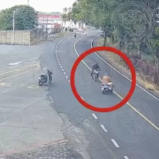 Ambos resultaron gravemente heridos. ,Captura de pantalla video de Facebook.
