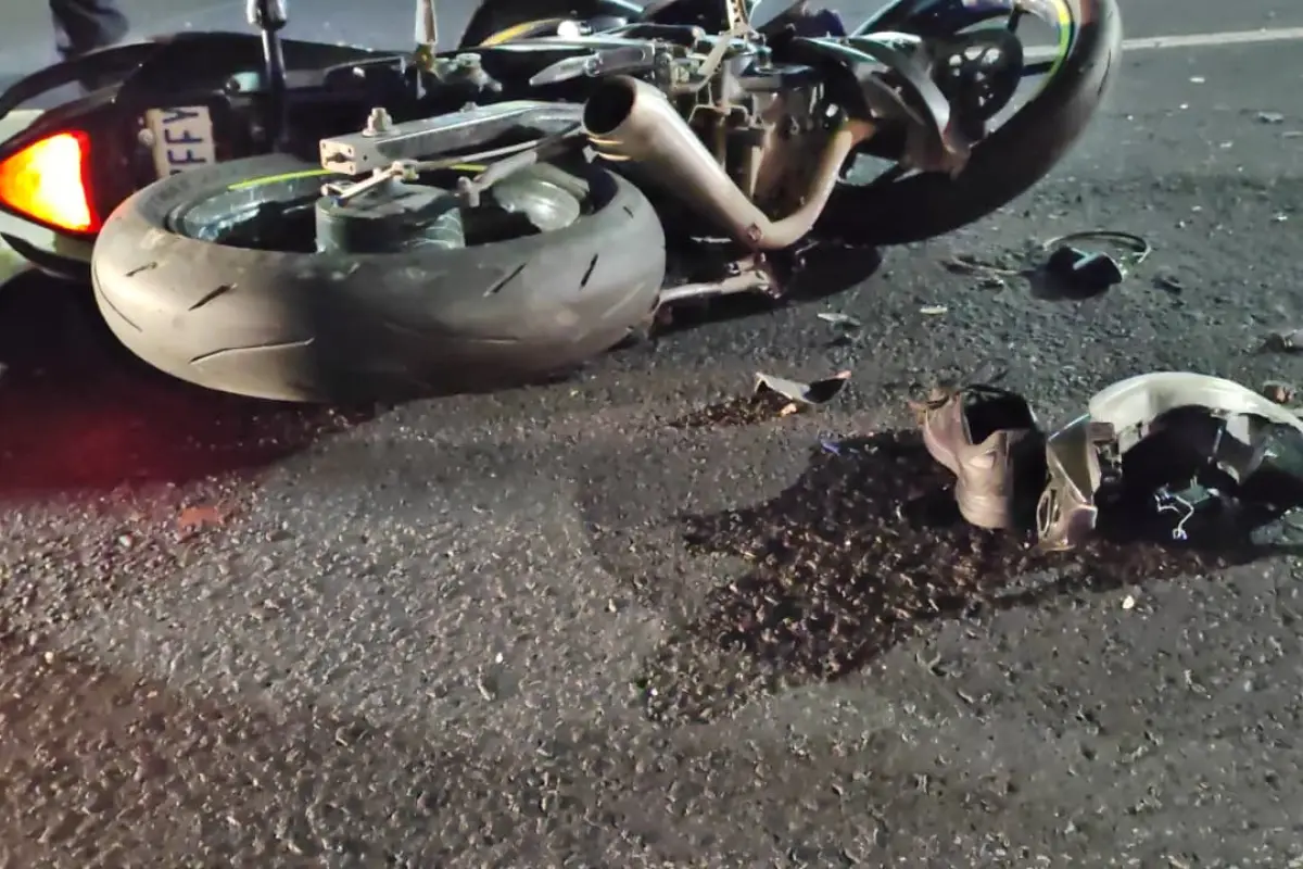 Área donde ocurrió el accidente que dejó a un motorista fallecido en la calzada Roosevelt., Bomberos Voluntarios