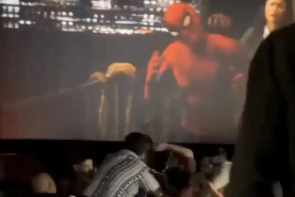 Asistentes de cine se van a los golpes durante función de Spider-Man., Captura de pantalla video de X.