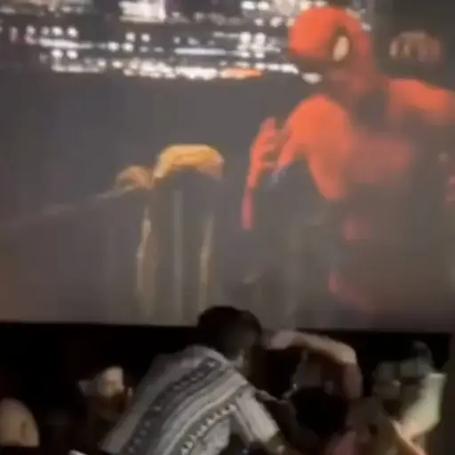 Asistentes de cine se van a los golpes durante función de Spider-Man. ,Captura de pantalla video de X.