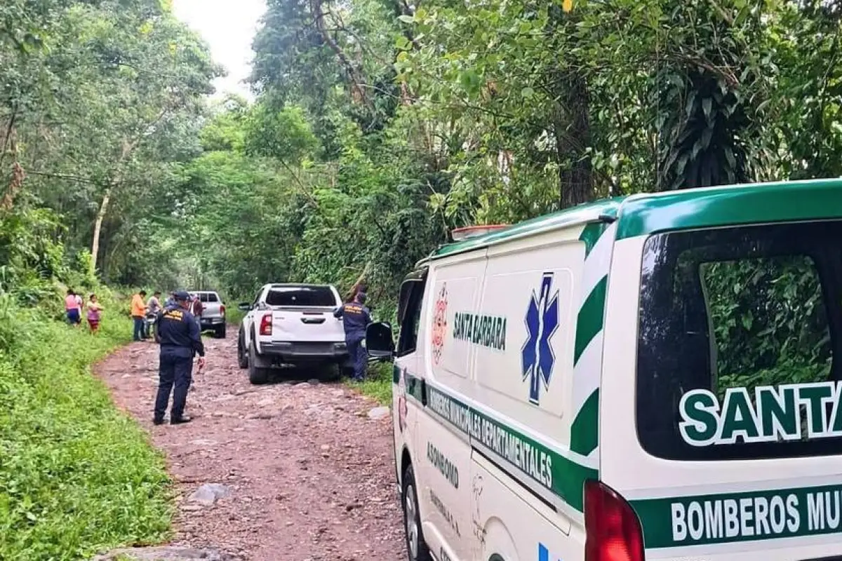 El vehículo con la persona fallecida fue encontrado en un camino de terracería del kilómetro 122 de la ruta al Pacífico. , Bomberos Municipales Departamentales