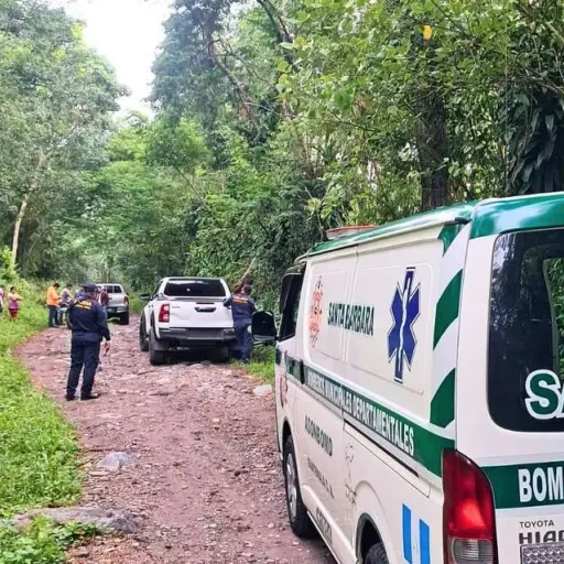 El vehículo con la persona fallecida fue encontrado en un camino de terracería del kilómetro 122 de la ruta al Pacífico.  ,Bomberos Municipales Departamentales