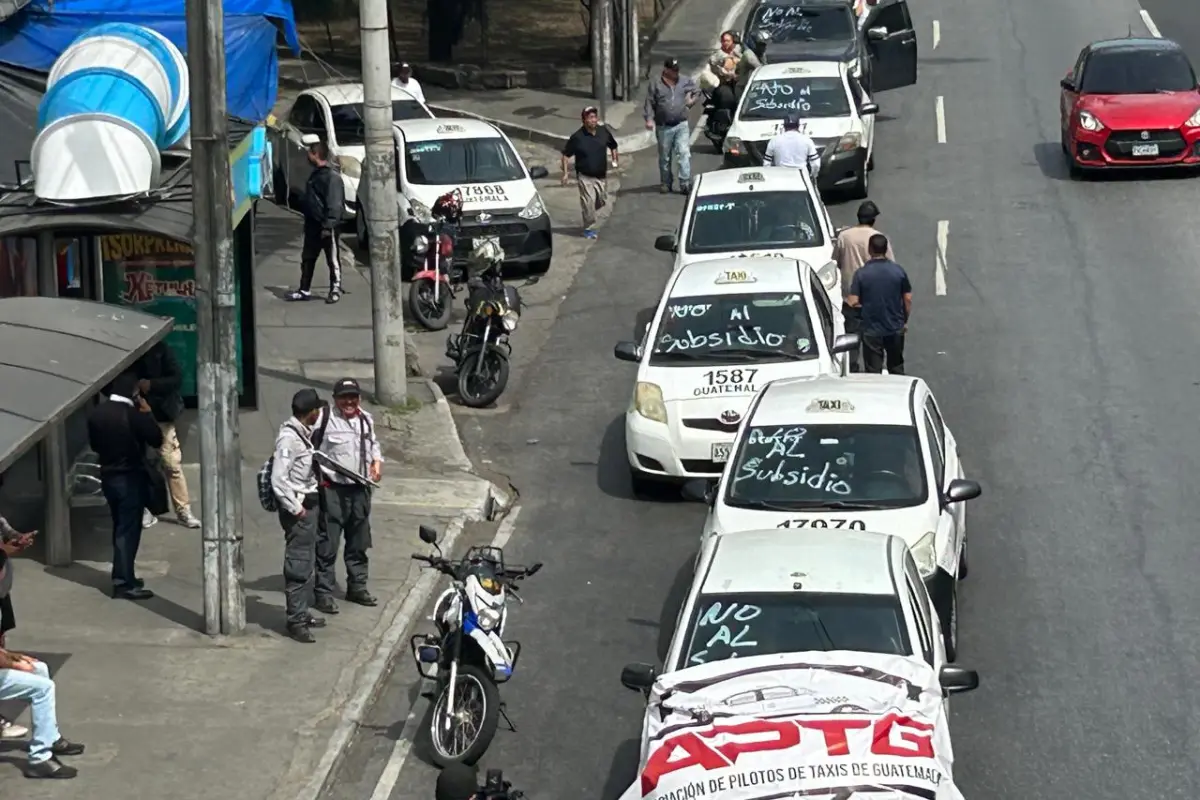 El recorrido de caravana de taxistas se inició desde el km 15 de la calzada Roosevelt. La medida surge en rechazo al alza de los combustibles., Omar Solís/Emisoras Unidas