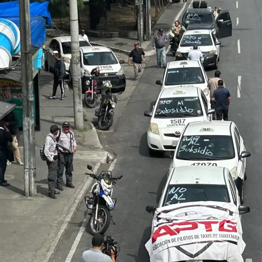El recorrido de caravana de taxistas se inició desde el km 15 de la calzada Roosevelt. La medida surge en rechazo al alza de los combustibles. ,Omar Solís/Emisoras Unidas