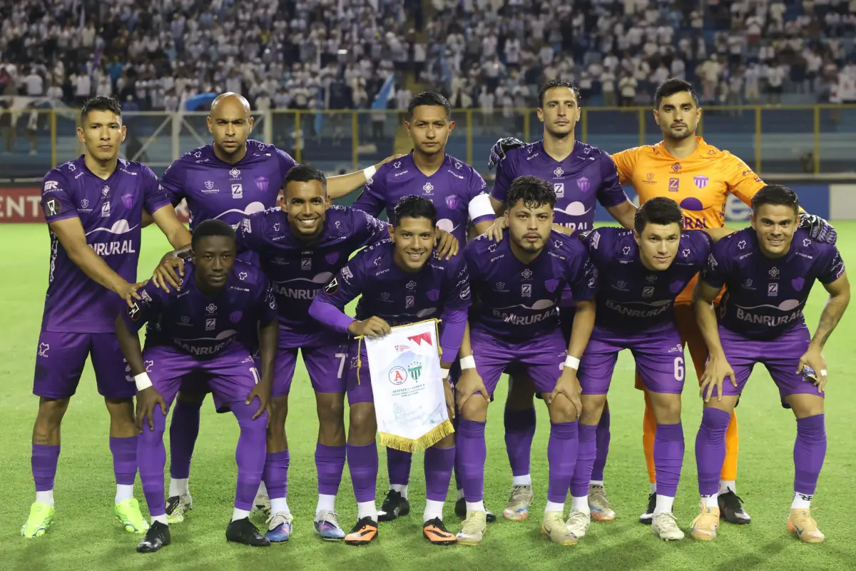 Once titular de Antigua GFC en su partido ante Alianza en El Salvador - EFE
