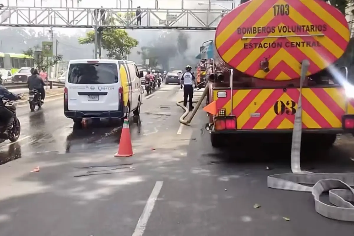 Bomberos trabajan para combatir un incendio en la zona 7 el lunes, 3 de agosto de 2026., PMT capitalina/Montejo