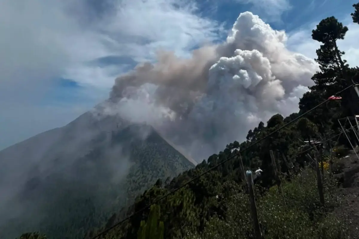La actividad eruptiva del volcán de Fuego continúa en incremento., Foto Conred