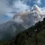 Suspenden clases por incremento de actividad del volcán de Fuegot