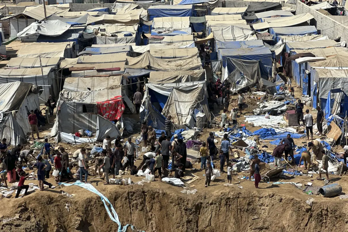 Un bombardeo israelí contra un campamento para personas desplazadas en el Deir el Balah, centro de  Gaza, causa un cráter inmenso y destruye una veintena de tiendas, además de causar daños a otras 200, según fuentes locales,  El ataque destruyó también almacenes de medicamentos del aledaño Hospital de los Mártires de Al Aqsa, según un comunicado del Ministerio de Sanidad