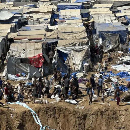Un bombardeo israelí contra un campamento para personas desplazadas en el Deir el Balah, centro de  Gaza, causa un cráter inmenso y destruye una veintena de tiendas, además de causar daños a otras 200, según fuentes locales , El ataque destruyó también almacenes de medicamentos del aledaño Hospital de los Mártires de Al Aqsa, según un comunicado del Ministerio de Sanidad