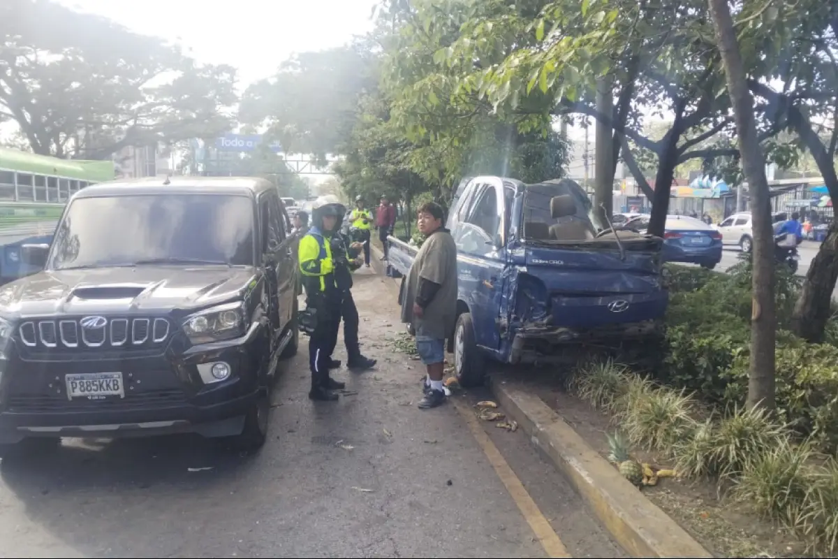 Uno de los automtores quedó empotrado sobre el arriate central., PMT de Guatemala.