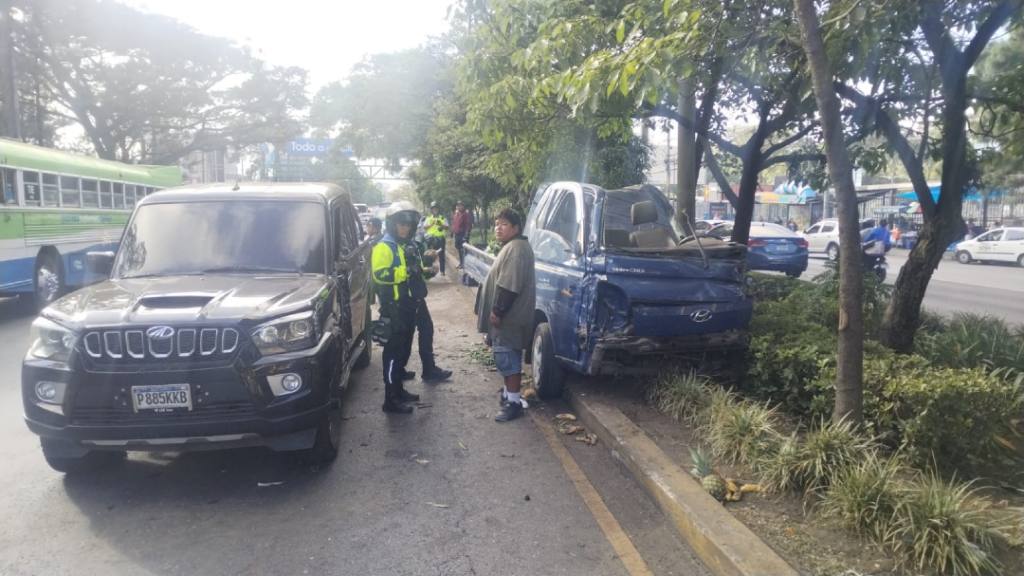 Choque vehicular deja heridos en la Calzada Roosevelt | PMT de Guatemala