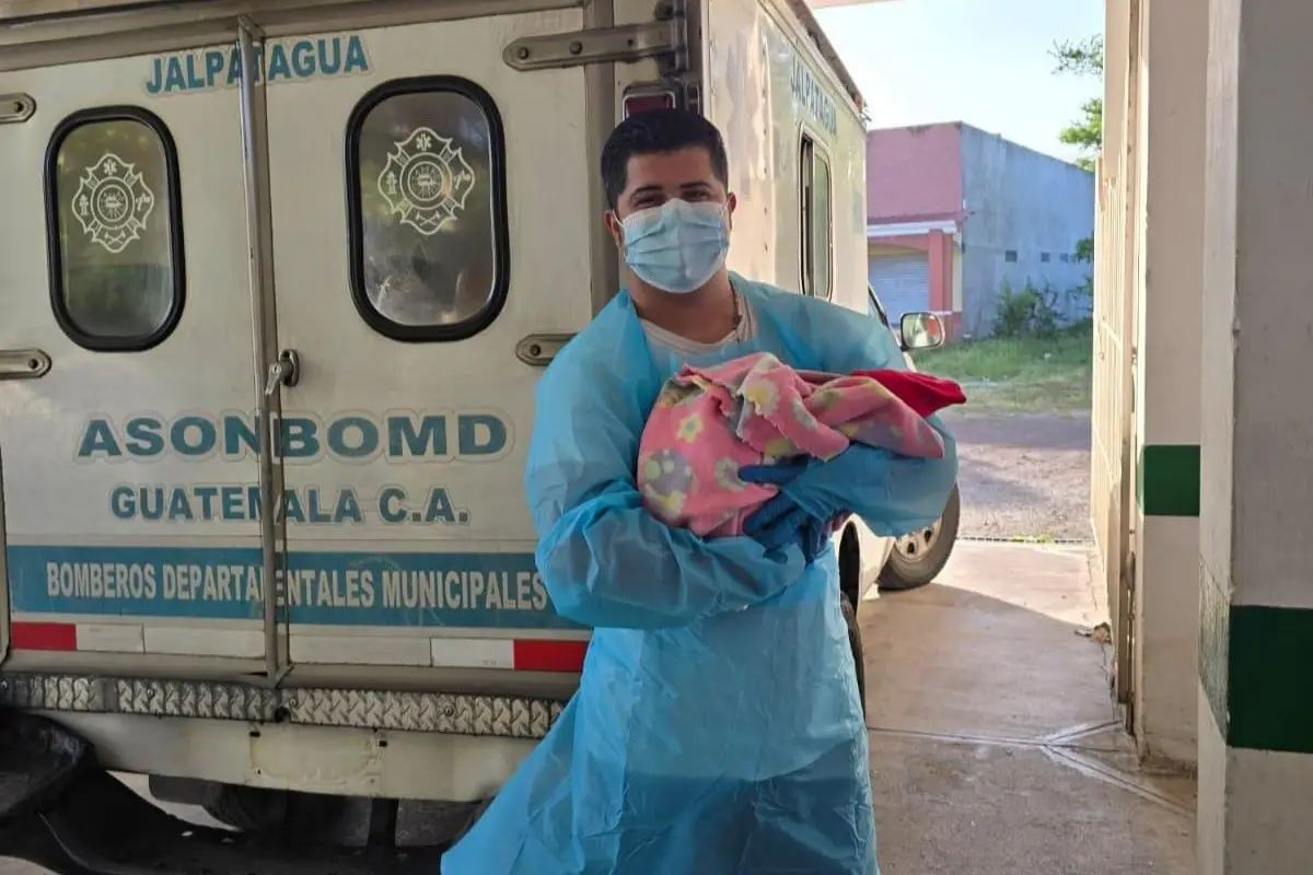 El bebé y la madre fueron trasladados hacia un Centro de Atención Permanente local., Bomberos Municipales Departamentales. 