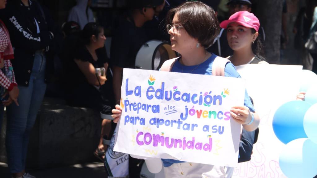 Caminata por la Juventud recorre las calles de la capital | Alex Meoño