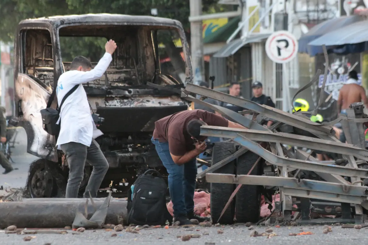 Policías inspeccionan el lugar donde ocurrió un atentado terrorista este sábado, en Cúcuta (Colombia),  EFE/ Mario Caicedo

