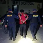 Hombre es sorprendido atacando con arma blanca a su mamát