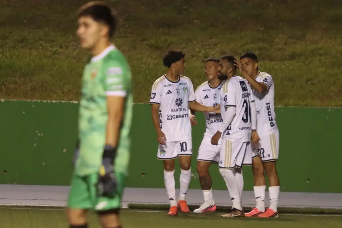 Celebración de Omar Duarte en el gol de Comunicaciones ante San Pedro