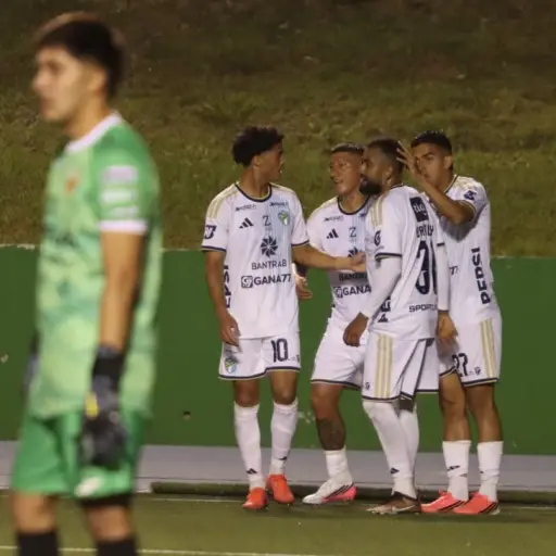 Celebración de Omar Duarte en el gol de Comunicaciones ante San Pedro 