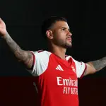 El mediocampista brasileño Bruno Guimaraes ficha con el Arsenalt